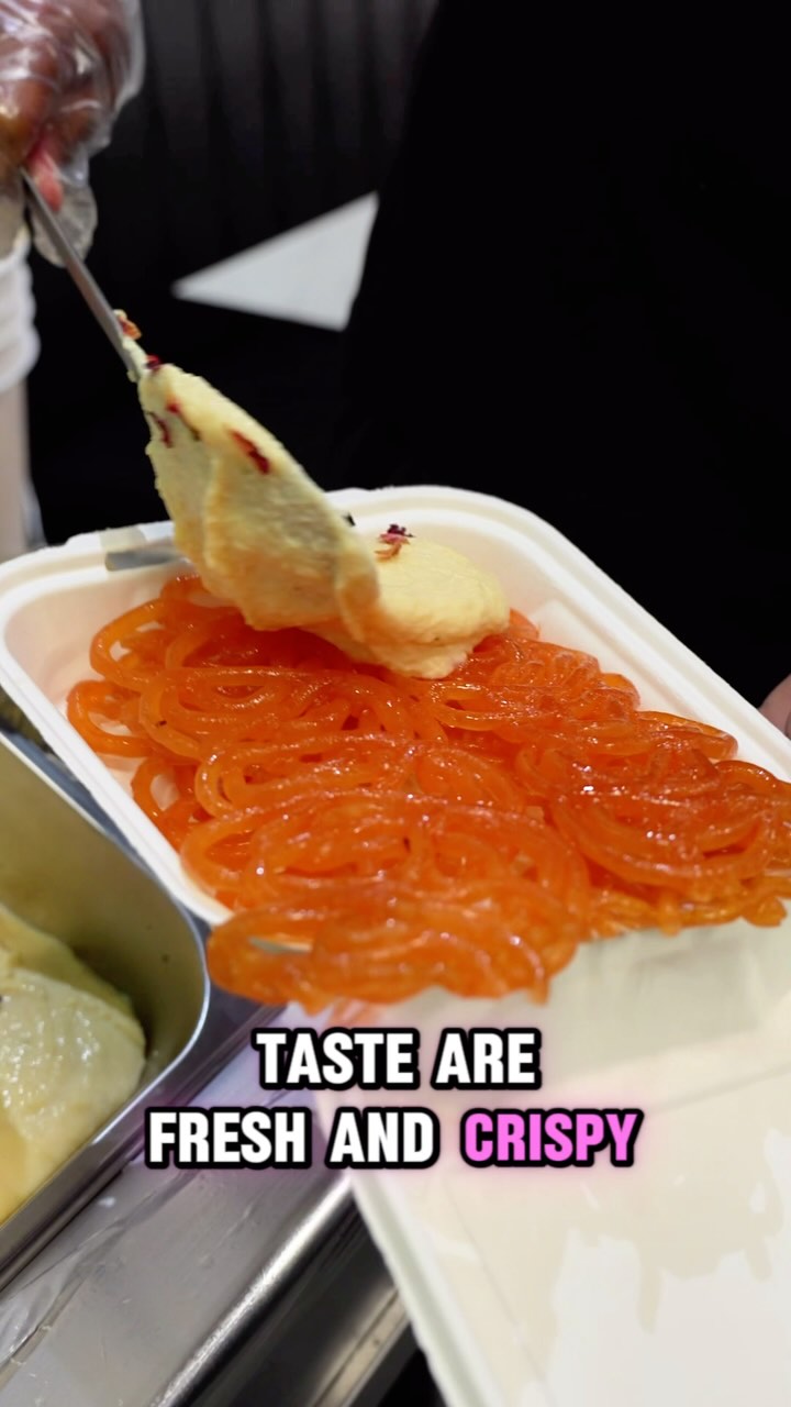 Jalebi served with rabri at Badami!